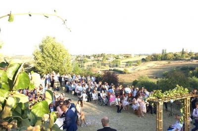 Miniature Location salle Pouilly-le-Monial (Rhône) - Domaine des Coteaux d'Or #27 Montgolfière verte posée sur un chemin de terre entouré de végétation sous un ciel nuageux.