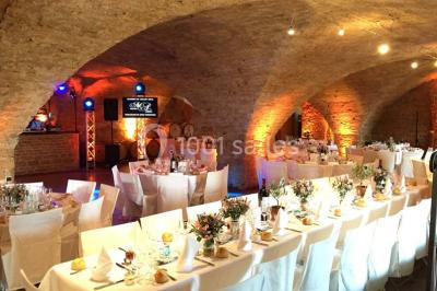 Miniature Location salle Pouilly-le-Monial (Rhône) - Domaine des Coteaux d'Or #23 Montgolfière verte posée sur un chemin de terre entouré de végétation sous un ciel nuageux.