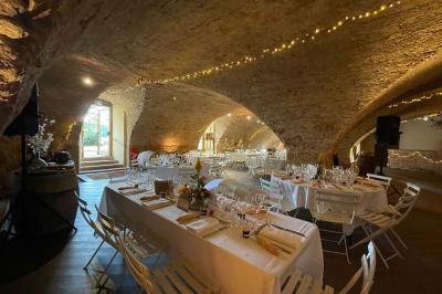 Miniature Location salle Pouilly-le-Monial (Rhône) - Domaine des Coteaux d'Or #3 Montgolfière verte posée sur un chemin de terre entouré de végétation sous un ciel nuageux.