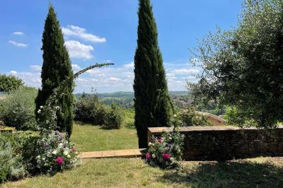 Miniature Location salle Pouilly-le-Monial (Rhône) - Domaine des Coteaux d'Or #41 Montgolfière verte posée sur un chemin de terre entouré de végétation sous un ciel nuageux.