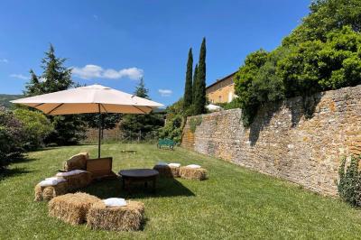 Miniature Location salle Pouilly-le-Monial (Rhône) - Domaine des Coteaux d'Or #4 Montgolfière verte posée sur un chemin de terre entouré de végétation sous un ciel nuageux.