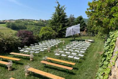 Miniature Location salle Pouilly-le-Monial (Rhône) - Domaine des Coteaux d'Or #9 Montgolfière verte posée sur un chemin de terre entouré de végétation sous un ciel nuageux.