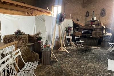 Miniature Location salle Pouilly-le-Monial (Rhône) - Domaine des Coteaux d'Or #18 Montgolfière verte posée sur un chemin de terre entouré de végétation sous un ciel nuageux.