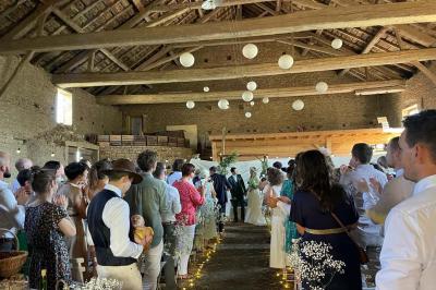 Miniature Location salle Pouilly-le-Monial (Rhône) - Domaine des Coteaux d'Or #2 Montgolfière verte posée sur un chemin de terre entouré de végétation sous un ciel nuageux.