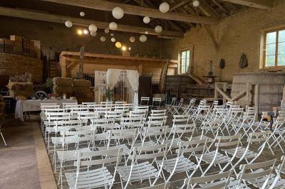 Miniature Location salle Pouilly-le-Monial (Rhône) - Domaine des Coteaux d'Or #6 Montgolfière verte posée sur un chemin de terre entouré de végétation sous un ciel nuageux.