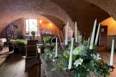 Miniature Location salle Pouilly-le-Monial (Rhône) - Domaine des Coteaux d'Or #46 Montgolfière verte posée sur un chemin de terre entouré de végétation sous un ciel nuageux.