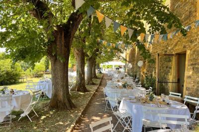Miniature Location salle Pouilly-le-Monial (Rhône) - Domaine des Coteaux d'Or #10 Montgolfière verte posée sur un chemin de terre entouré de végétation sous un ciel nuageux.