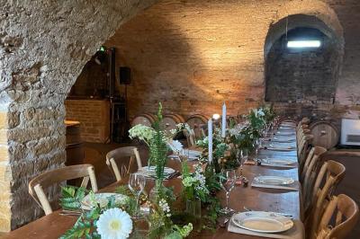 Miniature Location salle Pouilly-le-Monial (Rhône) - Domaine des Coteaux d'Or #16 Montgolfière verte posée sur un chemin de terre entouré de végétation sous un ciel nuageux.