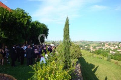 Miniature Location salle Pouilly-le-Monial (Rhône) - Domaine des Coteaux d'Or #31 Montgolfière verte posée sur un chemin de terre entouré de végétation sous un ciel nuageux.