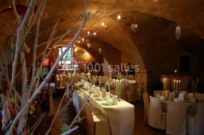 Miniature Location salle Pouilly-le-Monial (Rhône) - Domaine des Coteaux d'Or #21 Montgolfière verte posée sur un chemin de terre entouré de végétation sous un ciel nuageux.