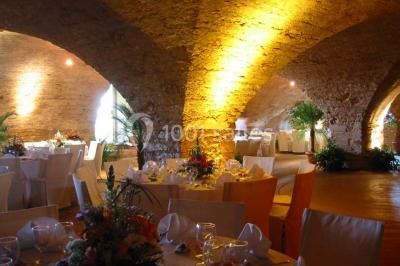 Miniature Location salle Pouilly-le-Monial (Rhône) - Domaine des Coteaux d'Or #26 Montgolfière verte posée sur un chemin de terre entouré de végétation sous un ciel nuageux.