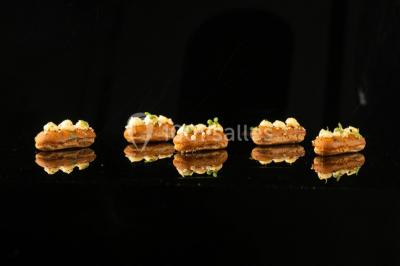 Miniature Traiteur Ollioules (Var) - Gaudefroy Receptions #3 Tables décorées pour un événement en plein air, disposées devant une maison aux volets bleus et murs couverts de lierre.