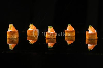 Miniature Traiteur Ollioules (Var) - Gaudefroy Receptions #4 Tables décorées pour un événement en plein air, disposées devant une maison aux volets bleus et murs couverts de lierre.