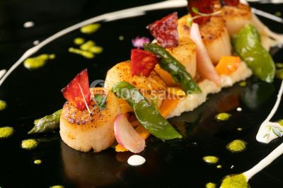 Miniature Traiteur Ollioules (Var) - Gaudefroy Receptions #5 Tables décorées pour un événement en plein air, disposées devant une maison aux volets bleus et murs couverts de lierre.