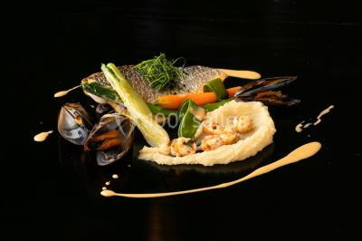 Miniature Traiteur Ollioules (Var) - Gaudefroy Receptions #6 Tables décorées pour un événement en plein air, disposées devant une maison aux volets bleus et murs couverts de lierre.