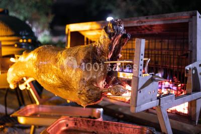 Miniature Traiteur Ollioules (Var) - Gaudefroy Receptions #9 Tables décorées pour un événement en plein air, disposées devant une maison aux volets bleus et murs couverts de lierre.