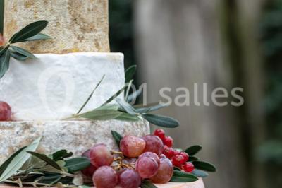 Miniature Traiteur Ollioules (Var) - Gaudefroy Receptions #11 Tables décorées pour un événement en plein air, disposées devant une maison aux volets bleus et murs couverts de lierre.