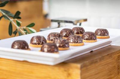 Miniature Traiteur Ollioules (Var) - Gaudefroy Receptions #12 Tables décorées pour un événement en plein air, disposées devant une maison aux volets bleus et murs couverts de lierre.