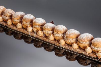 Miniature Traiteur Ollioules (Var) - Gaudefroy Receptions #13 Tables décorées pour un événement en plein air, disposées devant une maison aux volets bleus et murs couverts de lierre.