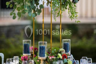 Miniature Traiteur Ollioules (Var) - Gaudefroy Receptions #16 Tables décorées pour un événement en plein air, disposées devant une maison aux volets bleus et murs couverts de lierre.