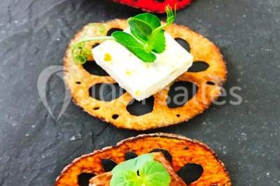 Miniature Traiteur Rueil-Malmaison (Hauts-de-Seine) - Cocktail Cocktail - Mets Tendances #2 Gros plan sur un macaron rouge garni de crème blanche, posé sur une surface sombre.