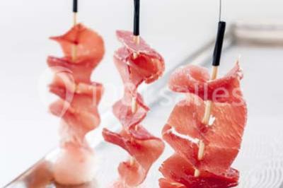 Miniature Traiteur Rueil-Malmaison (Hauts-de-Seine) - Cocktail Cocktail - Mets Tendances #3 Gros plan sur un macaron rouge garni de crème blanche, posé sur une surface sombre.