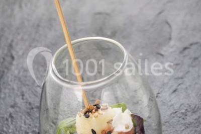 Miniature Traiteur Rueil-Malmaison (Hauts-de-Seine) - Cocktail Cocktail - Mets Tendances #4 Gros plan sur un macaron rouge garni de crème blanche, posé sur une surface sombre.