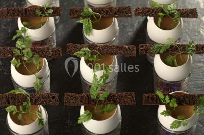 Miniature Traiteur Rueil-Malmaison (Hauts-de-Seine) - Cocktail Cocktail - Mets Tendances #5 Gros plan sur un macaron rouge garni de crème blanche, posé sur une surface sombre.