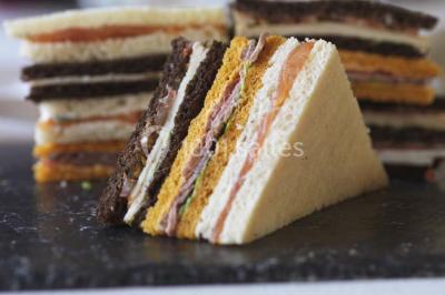 Miniature Traiteur Rueil-Malmaison (Hauts-de-Seine) - Cocktail Cocktail - Mets Tendances #6 Gros plan sur un macaron rouge garni de crème blanche, posé sur une surface sombre.