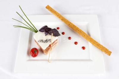 Miniature Traiteur Rueil-Malmaison (Hauts-de-Seine) - Cocktail Cocktail - Mets Tendances #10 Gros plan sur un macaron rouge garni de crème blanche, posé sur une surface sombre.