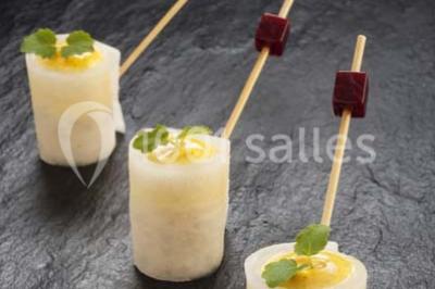 Miniature Traiteur Rueil-Malmaison (Hauts-de-Seine) - Cocktail Cocktail - Mets Tendances #13 Gros plan sur un macaron rouge garni de crème blanche, posé sur une surface sombre.