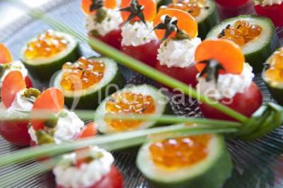 Miniature Traiteur Rueil-Malmaison (Hauts-de-Seine) - Cocktail Cocktail - Mets Tendances #14 Gros plan sur un macaron rouge garni de crème blanche, posé sur une surface sombre.