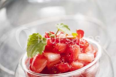 Miniature Traiteur Rueil-Malmaison (Hauts-de-Seine) - Cocktail Cocktail - Mets Tendances #15 Gros plan sur un macaron rouge garni de crème blanche, posé sur une surface sombre.