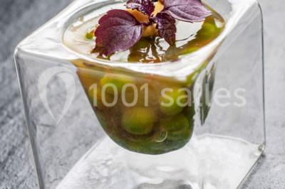 Miniature Traiteur Rueil-Malmaison (Hauts-de-Seine) - Cocktail Cocktail - Mets Tendances #16 Gros plan sur un macaron rouge garni de crème blanche, posé sur une surface sombre.