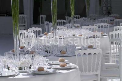 Miniature Traiteur Rueil-Malmaison (Hauts-de-Seine) - Cocktail Cocktail - Mets Tendances #17 Gros plan sur un macaron rouge garni de crème blanche, posé sur une surface sombre.