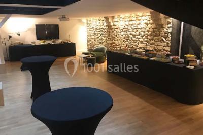 Miniature Traiteur Rueil-Malmaison (Hauts-de-Seine) - Cocktail Cocktail - Mets Tendances #18 Gros plan sur un macaron rouge garni de crème blanche, posé sur une surface sombre.