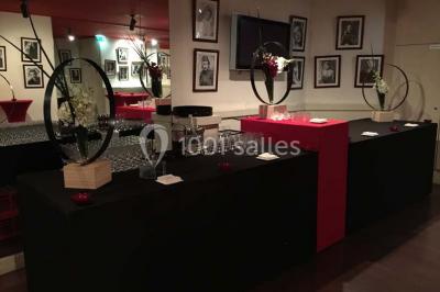 Miniature Traiteur Rueil-Malmaison (Hauts-de-Seine) - Cocktail Cocktail - Mets Tendances #19 Gros plan sur un macaron rouge garni de crème blanche, posé sur une surface sombre.