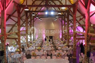 Miniature Traiteur Rueil-Malmaison (Hauts-de-Seine) - Cocktail Cocktail - Mets Tendances #20 Gros plan sur un macaron rouge garni de crème blanche, posé sur une surface sombre.