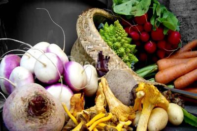 Miniature Traiteur La Regrippière (Loire-Atlantique) - Saveurs Gourmandes #2 Plateaux de mets raffinés comprenant macarons colorés, légumes variés et charcuterie, présentés par un traiteur.