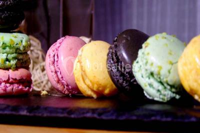 Miniature Traiteur La Regrippière (Loire-Atlantique) - Saveurs Gourmandes #3 Plateaux de mets raffinés comprenant macarons colorés, légumes variés et charcuterie, présentés par un traiteur.