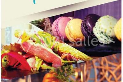 Miniature Traiteur La Regrippière (Loire-Atlantique) - Saveurs Gourmandes #4 Plateaux de mets raffinés comprenant macarons colorés, légumes variés et charcuterie, présentés par un traiteur.