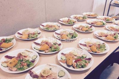 Carte de menu d'un restaurant avec des options d'entrées, plats, desserts, boissons et formules détaillées.