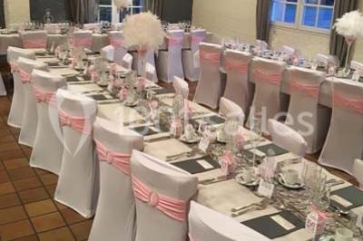 Carte de menu d'un restaurant avec des options d'entrées, plats, desserts, boissons et formules détaillées.