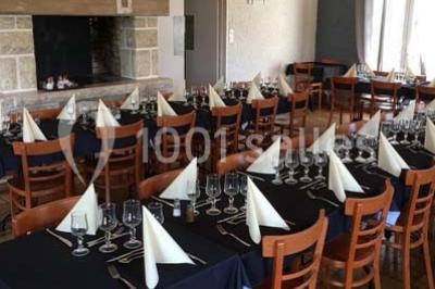 Carte de menu d'un restaurant avec des options d'entrées, plats, desserts, boissons et formules détaillées.