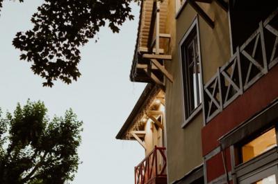 Miniature Traiteur Aubeterre (Aube) - Au Bois du Bon Sejour #6 Un chef cuisine sur un brasero dans un jardin, entouré de tables et de végétation.