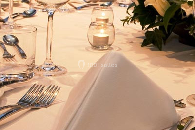 Miniature Traiteur Cloyes-les-Trois-Rivières (Eure-et-Loir) - Le Saint Jacques #5 Assiette gastronomique avec trois noix de Saint-Jacques sur des légumes colorés, décorée de fines tranches et d'herbes.