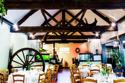 Miniature Traiteur Cloyes-les-Trois-Rivières (Eure-et-Loir) - Le Saint Jacques #7 Assiette gastronomique avec trois noix de Saint-Jacques sur des légumes colorés, décorée de fines tranches et d'herbes.