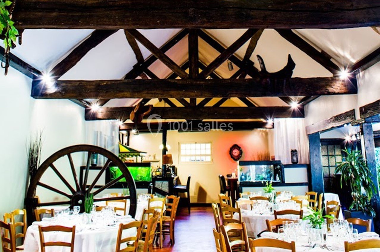 Traiteur Cloyes-les-Trois-Rivières (Eure-et-Loir) - Le Saint Jacques #7 Salle de restaurant rustique avec poutres apparentes, tables dressées et décoration végétale.