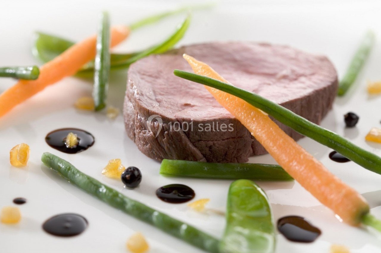 Traiteur Cloyes-les-Trois-Rivières (Eure-et-Loir) - Le Saint Jacques #8 Tranche de viande cuite accompagnée de haricots verts, carottes et gouttes de sauce sur une assiette blanche.