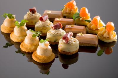 Miniature Traiteur Cloyes-les-Trois-Rivières (Eure-et-Loir) - Le Saint Jacques #4 Assiette gastronomique avec trois noix de Saint-Jacques sur des légumes colorés, décorée de fines tranches et d'herbes.